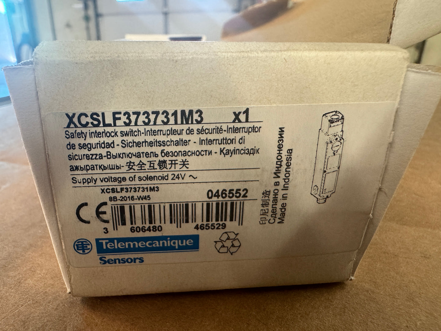 Telemecanique XCSLF373731M3 Safety Interlock Switch 24V AC/DC Open Box Unused