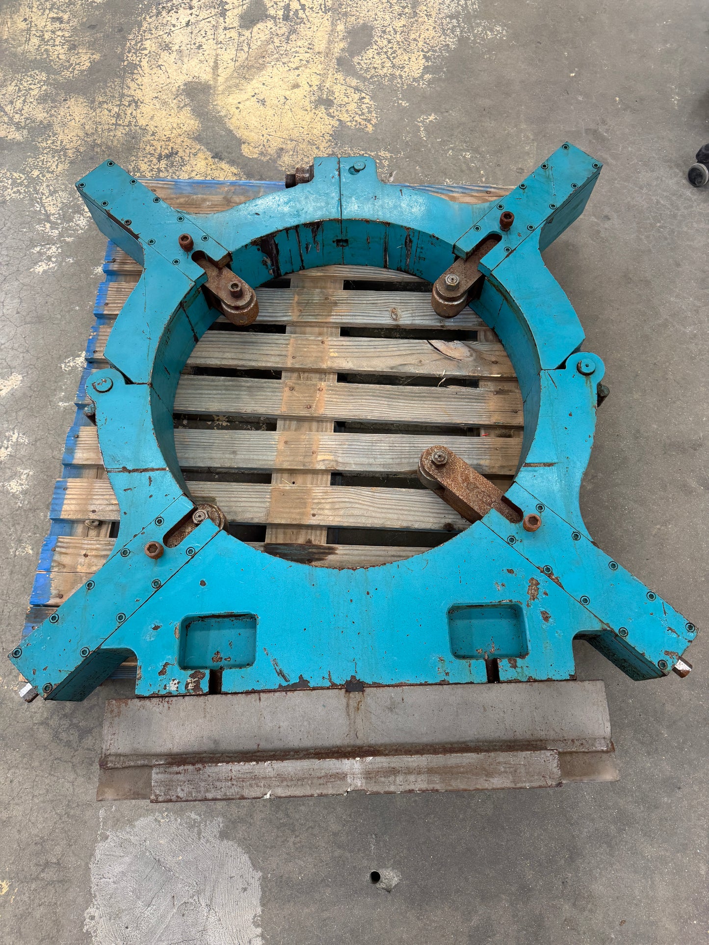 Lathe Steady Rest | 30 in. Bore Opening | Orientation: Axial