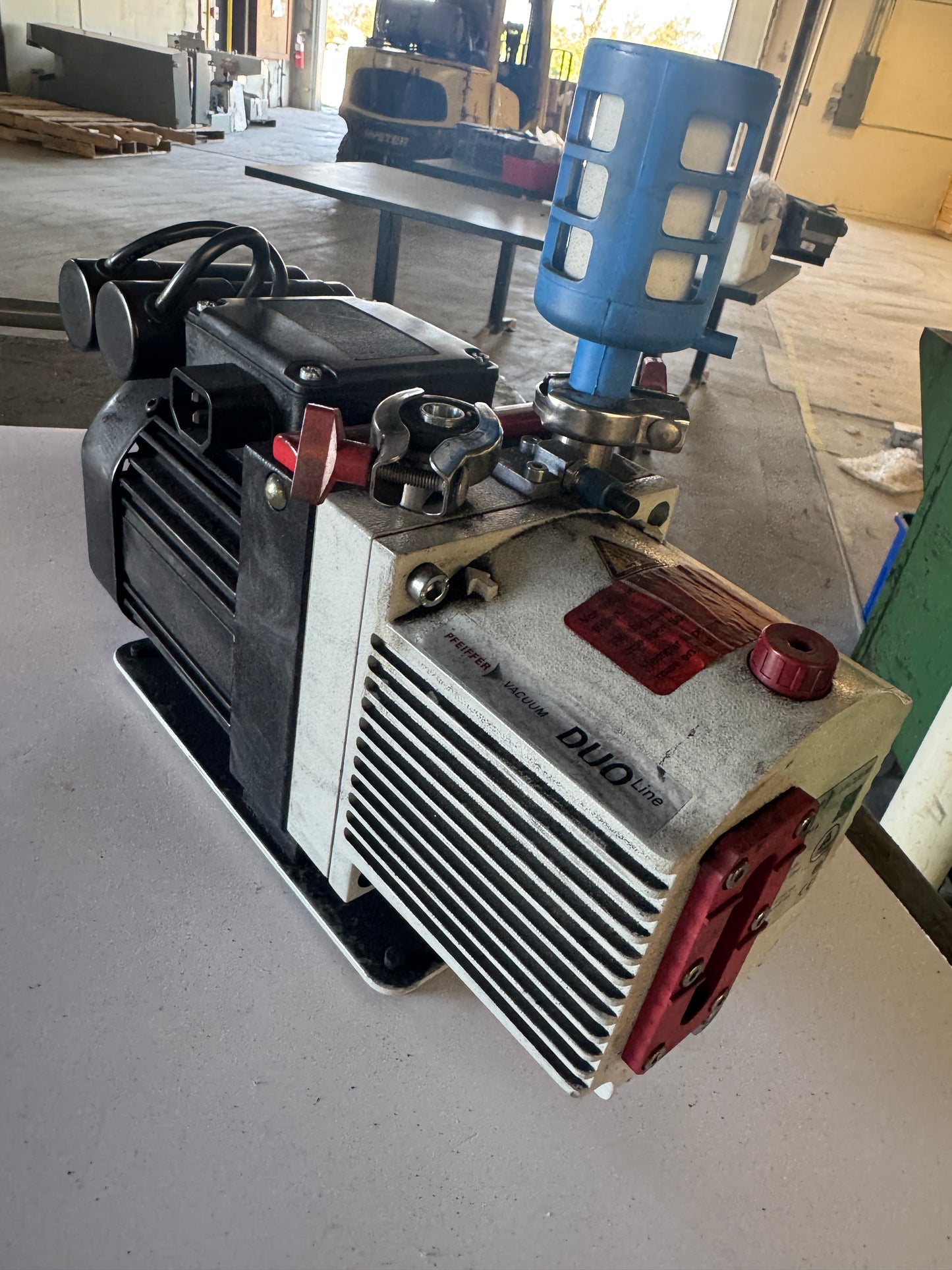 Pfeiffer Rotary Vane Vacuum Pump DUO 3 / PK D57 711 A Max 3600 RPM, 2.9 m3/h Pumping Speed