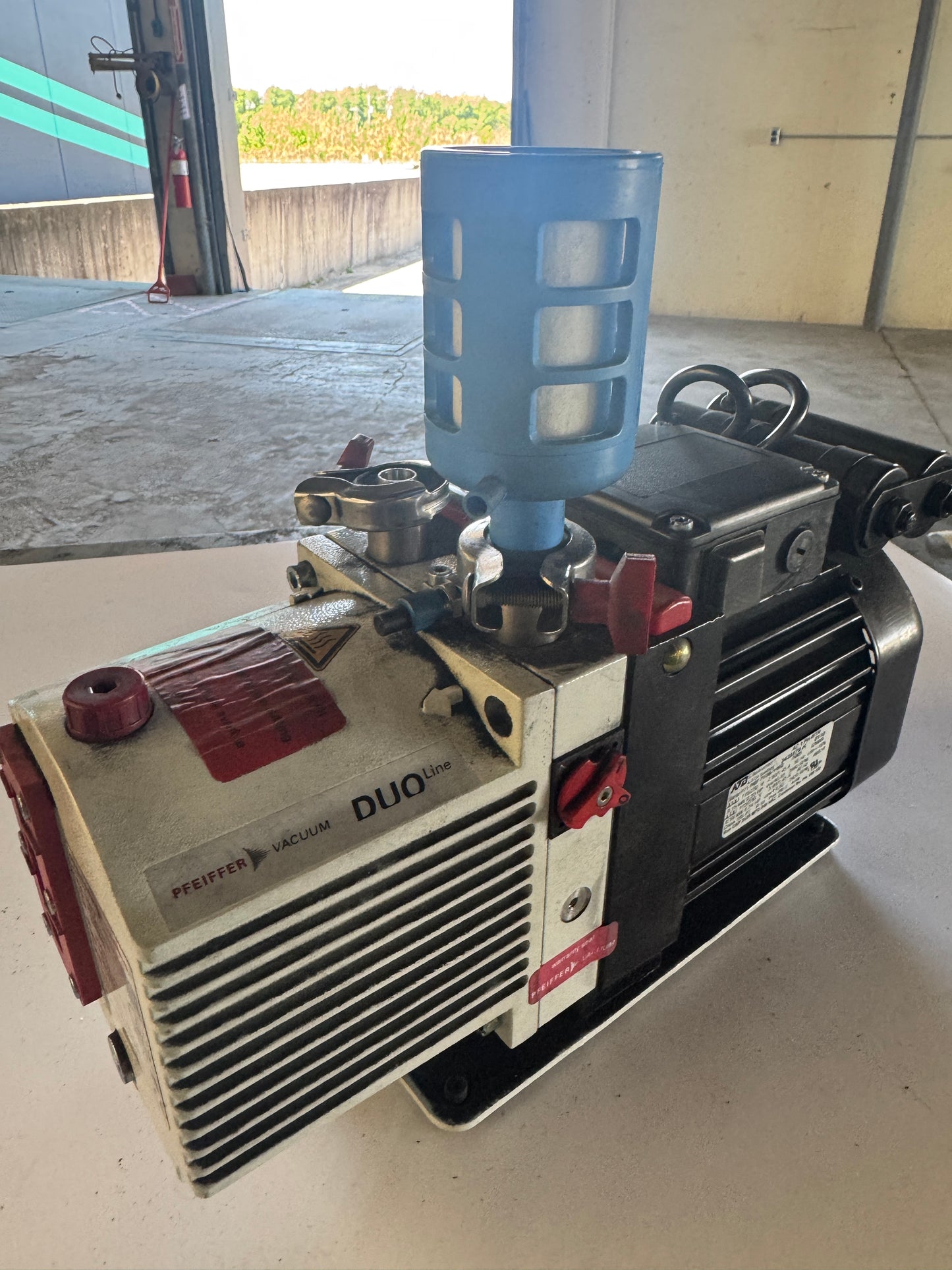 Pfeiffer Rotary Vane Vacuum Pump DUO 3 / PK D57 711 A Max 3600 RPM, 2.9 m3/h Pumping Speed