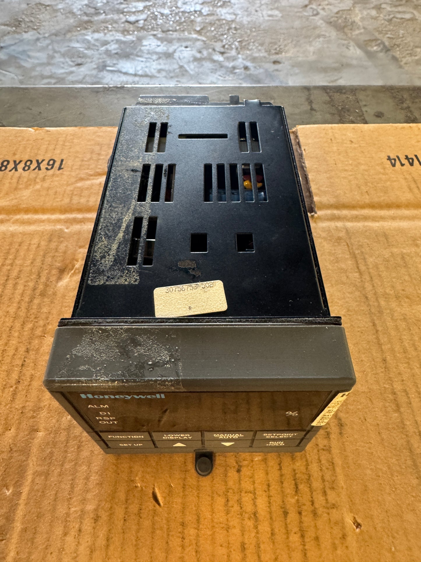 Honeywell DC300K-E-0A3-20-0C00-0 Temperature Process Controller 90 to 250 VAC Untested Surplus