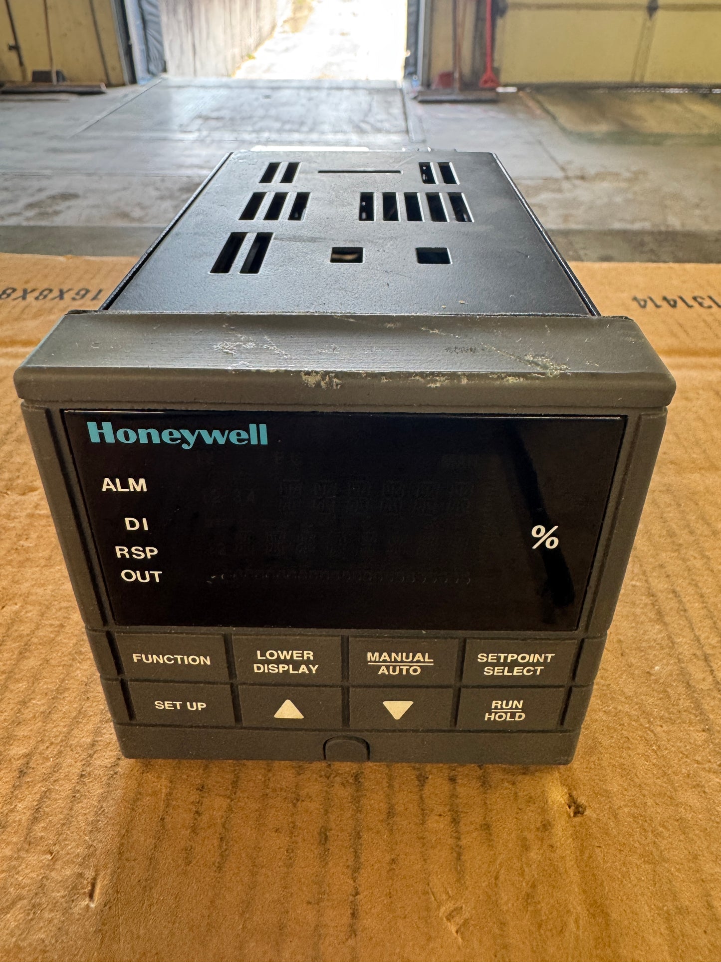 Honeywell DC300K-E-000-20-0000-0 Temperature Controller 90 to 264 VAC Untested Surplus