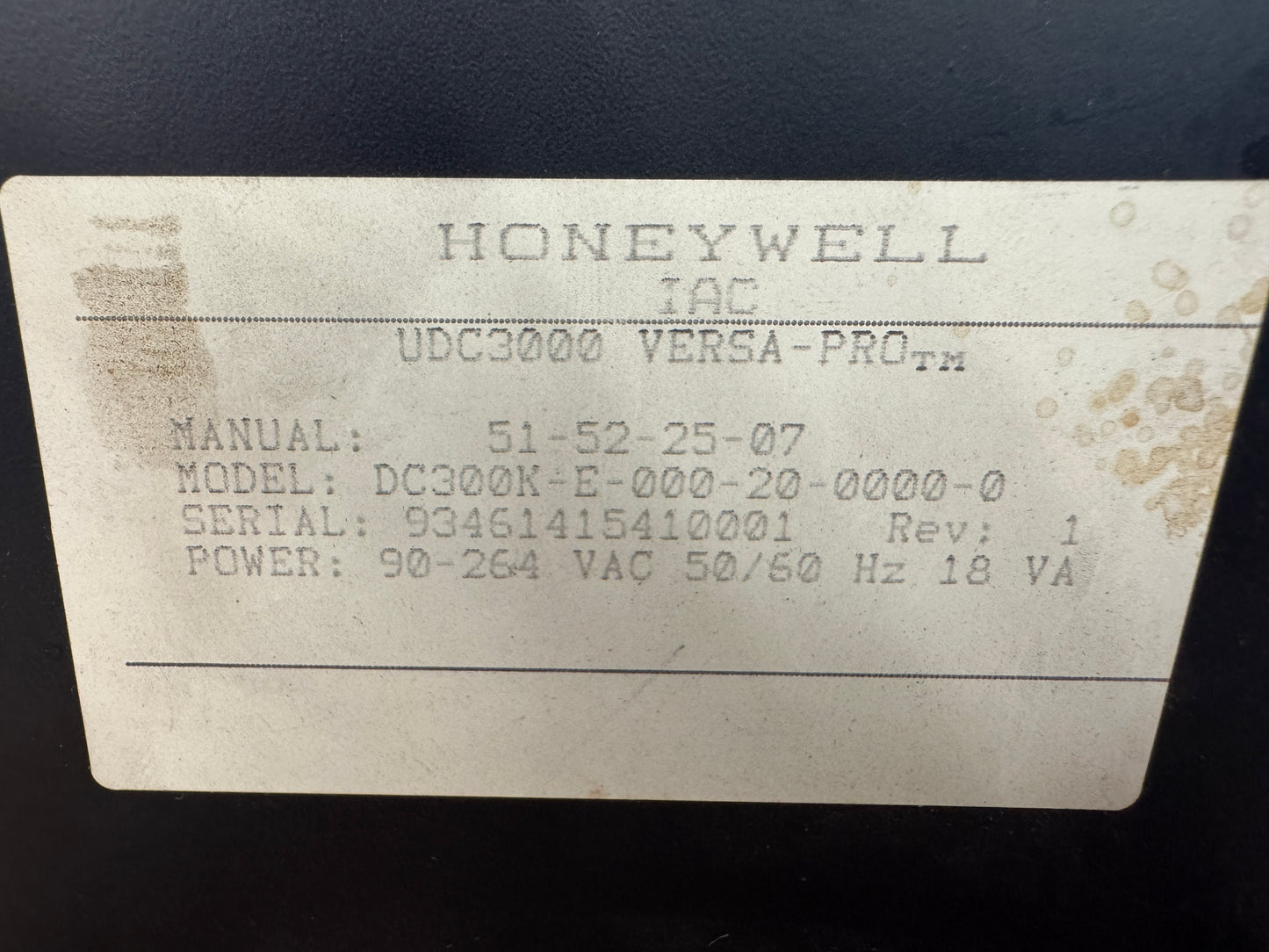 Honeywell DC300K-E-000-20-0000-0 Temperature Controller 90 to 264 VAC Untested Surplus