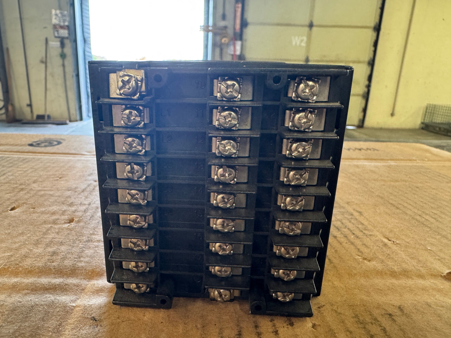 Honeywell DC300K-E-000-20-0000-0 Temperature Controller 90 to 264 VAC Untested Surplus