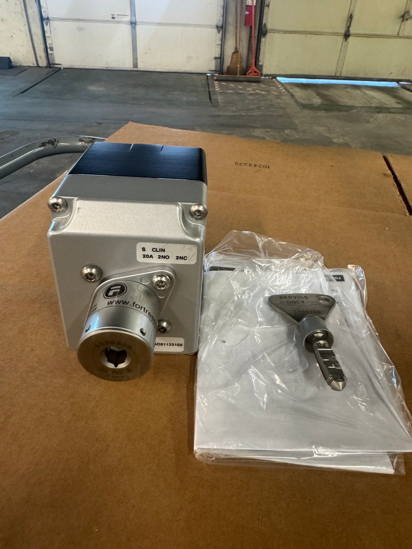 Fortress Interlocks S-CLIN-A02022-EM Trapped Key Safety Switch 20A AC Open Box Unused