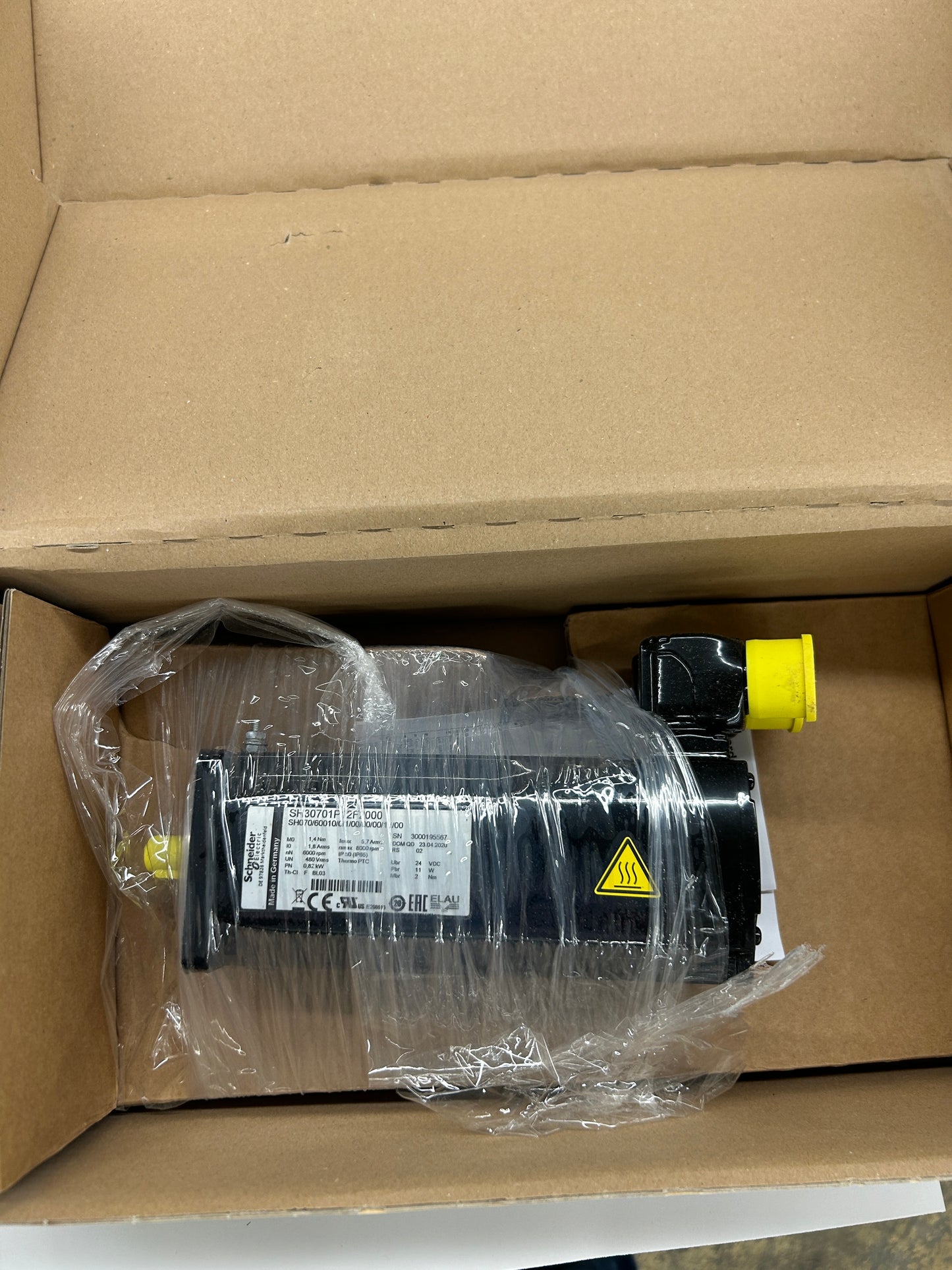 Schneider Electric Servo Motor SH30701P12F2000 - 1 kW 6000 RPM m01006