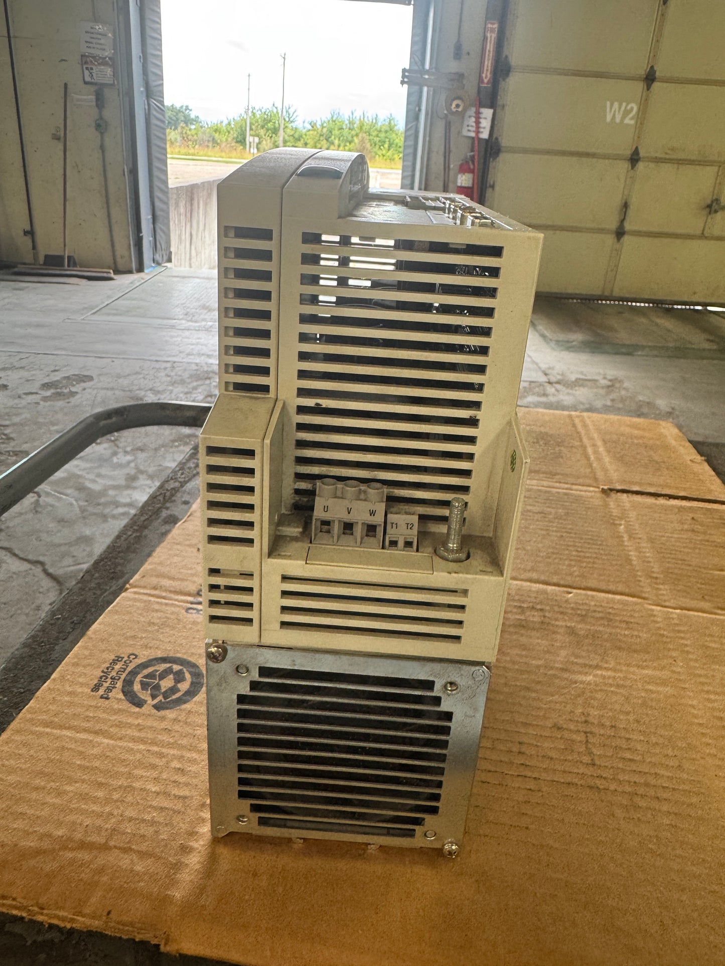 Lenze Servo Drive EVS9324-ES - 4 kW Variable RPM