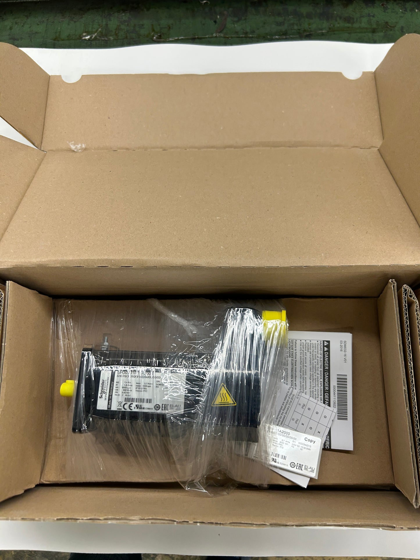 Schneider Electric Servo Motor SH30701P12F2000 - 1 kW 6000 RPM m01008