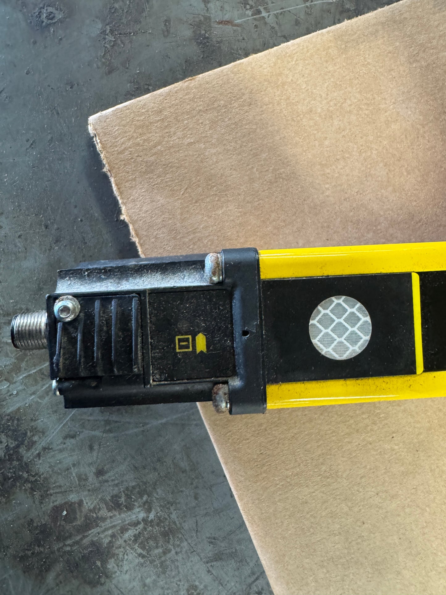 Allen-Bradley 440L-T4KL0960YD Safety Light Curtain Transmitter 24V DC