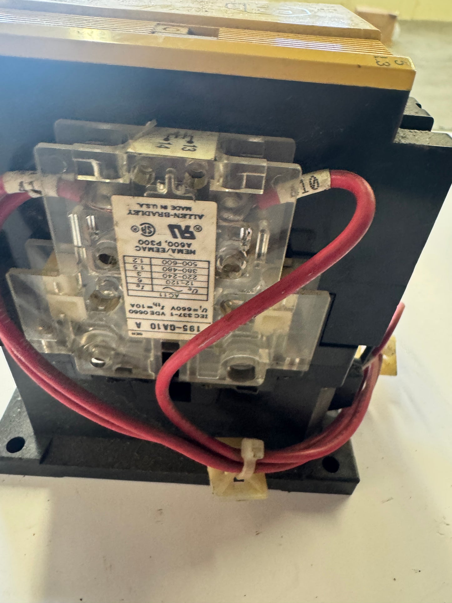Allen-Bradley Contactor 100-A75 600 VAC