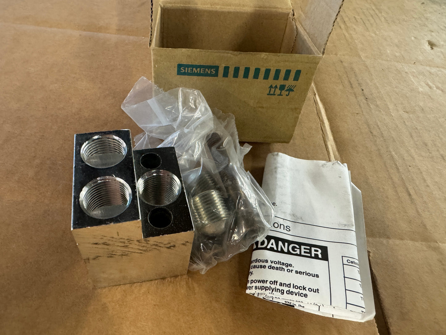Siemens TA3K500 MCCB Lug Kit Assembly Open Box Unused