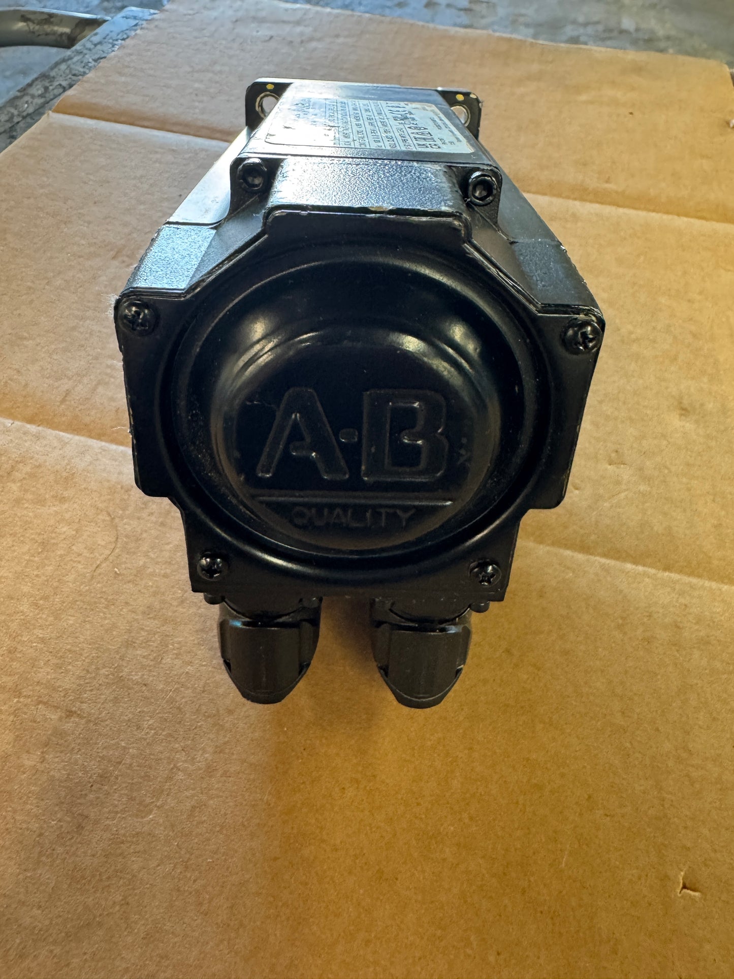 Allen-Bradley AC Rotary Servo Motor MPL-B330P-SJ72AA - 2 kW 6000 RPM