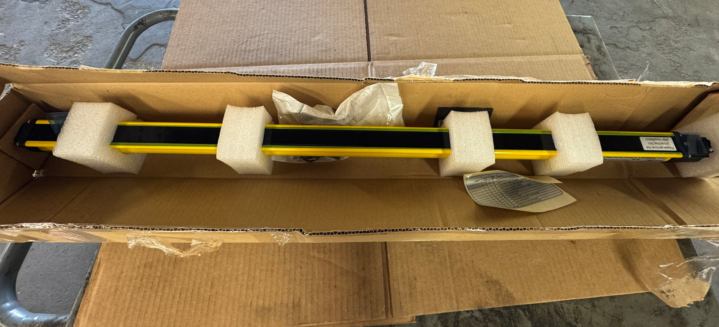 Allen-Bradley 440L-T4K0960YD Safety Light Curtain Transmitter 24V DC