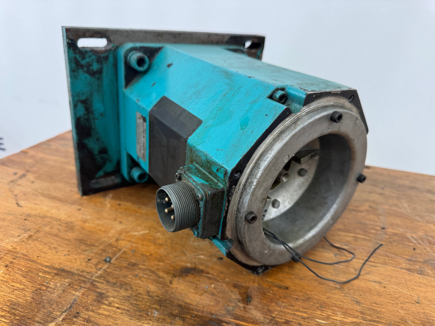 Fanuc DC Servo Motor Model 20M / A06B-0652 Series - 3 kW 1500 RPM
